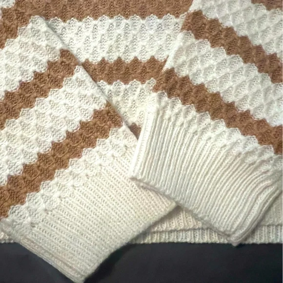 Beautiful soft women’s sweater - Picture 2 of 4